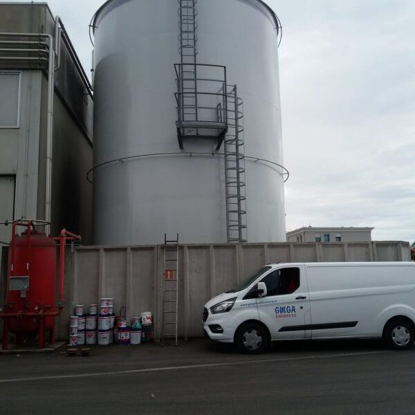 Lavaggio e verniciatura su silos esterni