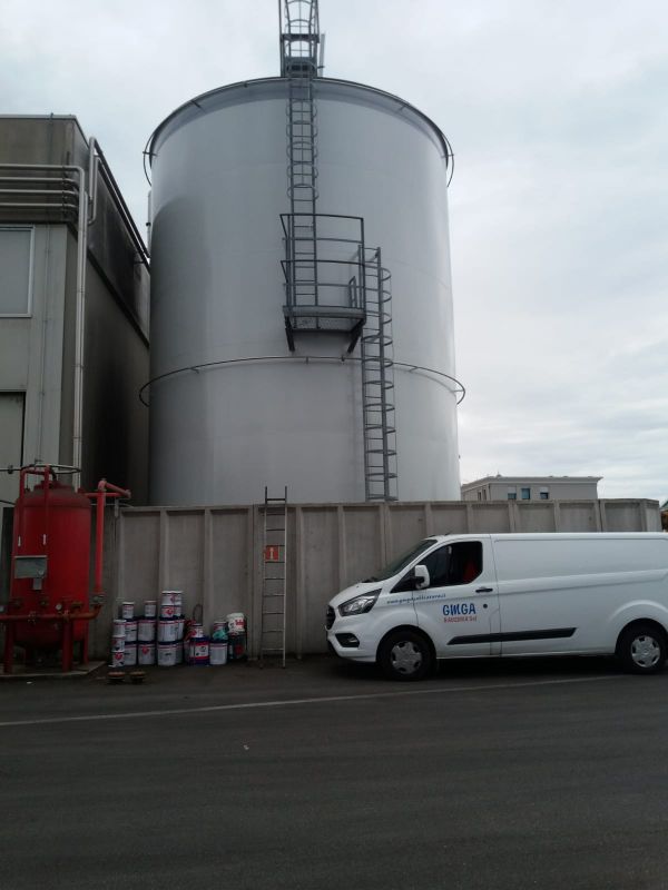 Lavaggio e verniciatura su silos esterni