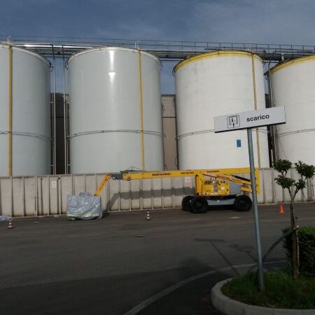 Lavaggio e verniciatura su silos esterni