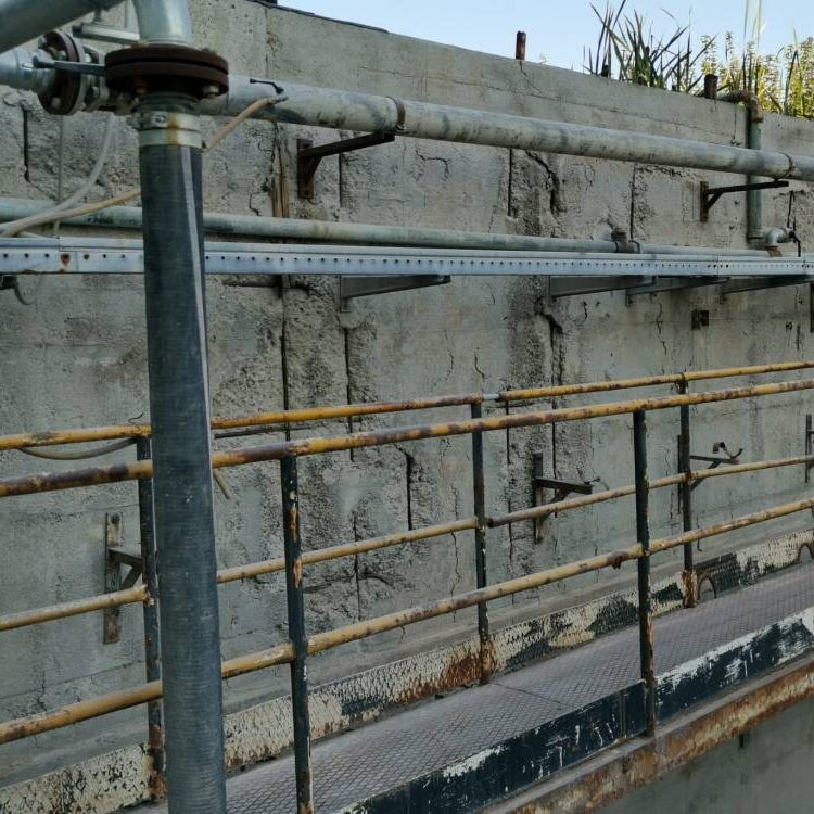Sabbiatura, rasatura su calcestruzzo e verniciatura su vasca