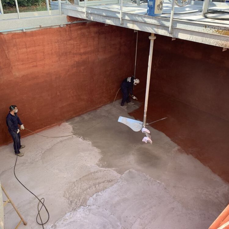 Sabbiatura, rasatura su calcestruzzo e verniciatura su vasca