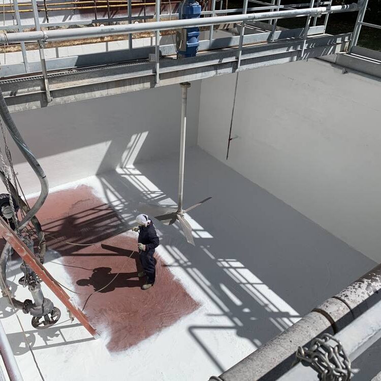 Sabbiatura, rasatura su calcestruzzo e verniciatura su vasca