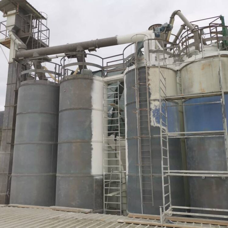 Sabbiatura e verniciatura su silos esterni