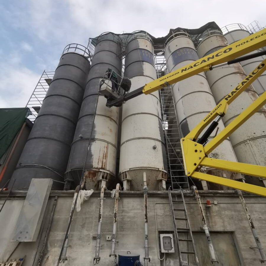 Sabbiatura e verniciatura su silos esterni