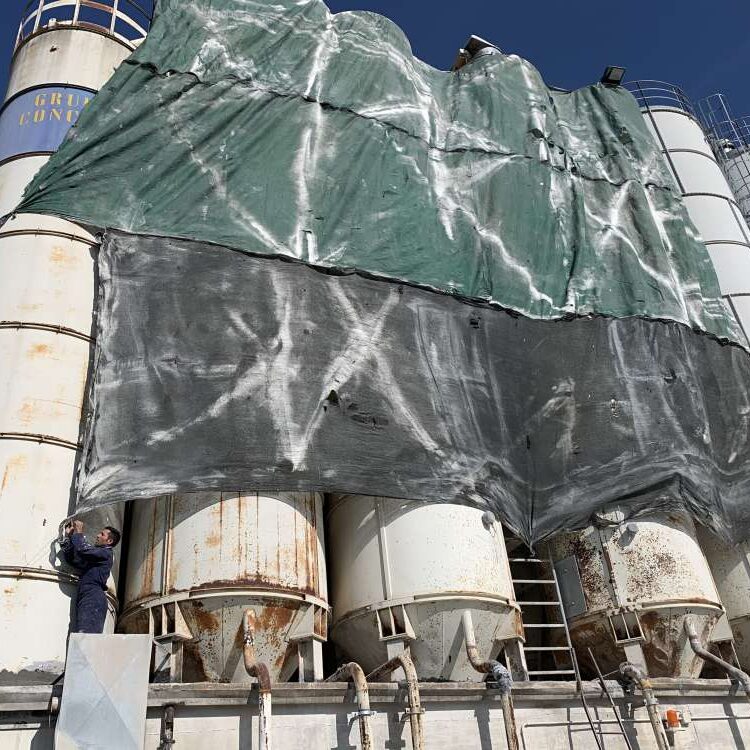 Sabbiatura e verniciatura su silos esterni