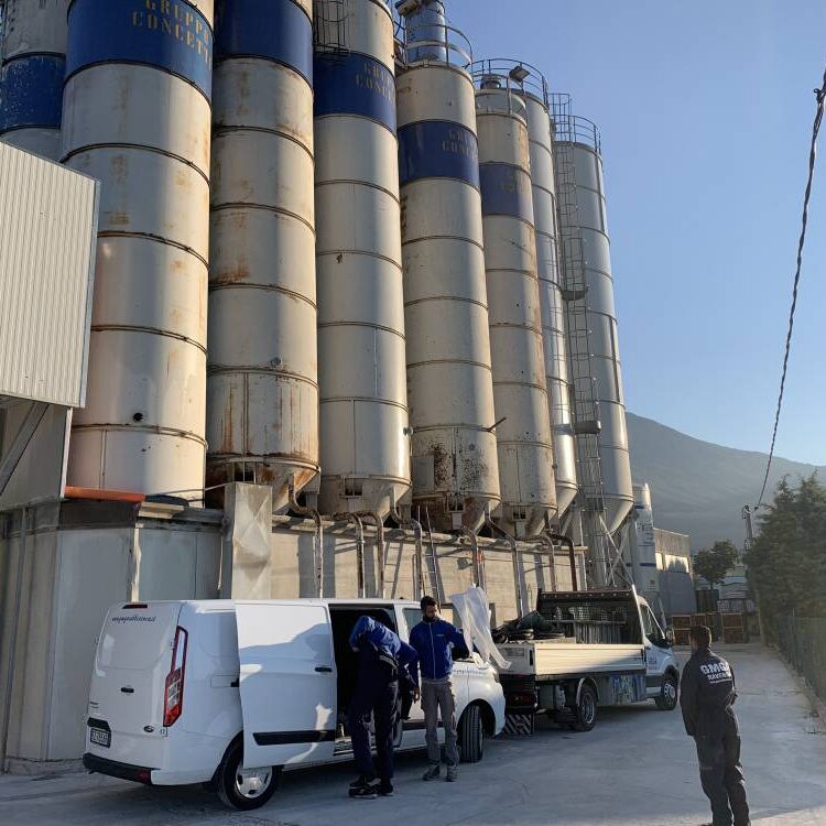 Sabbiatura e verniciatura su silos esterni