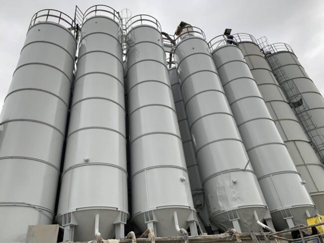 Sabbiatura e verniciatura su silos esterni
