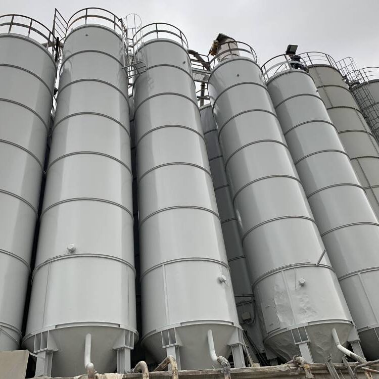 Sabbiatura e verniciatura su silos esterni