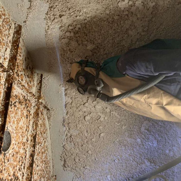 Sabbiatura e verniciatura su tetto di silos