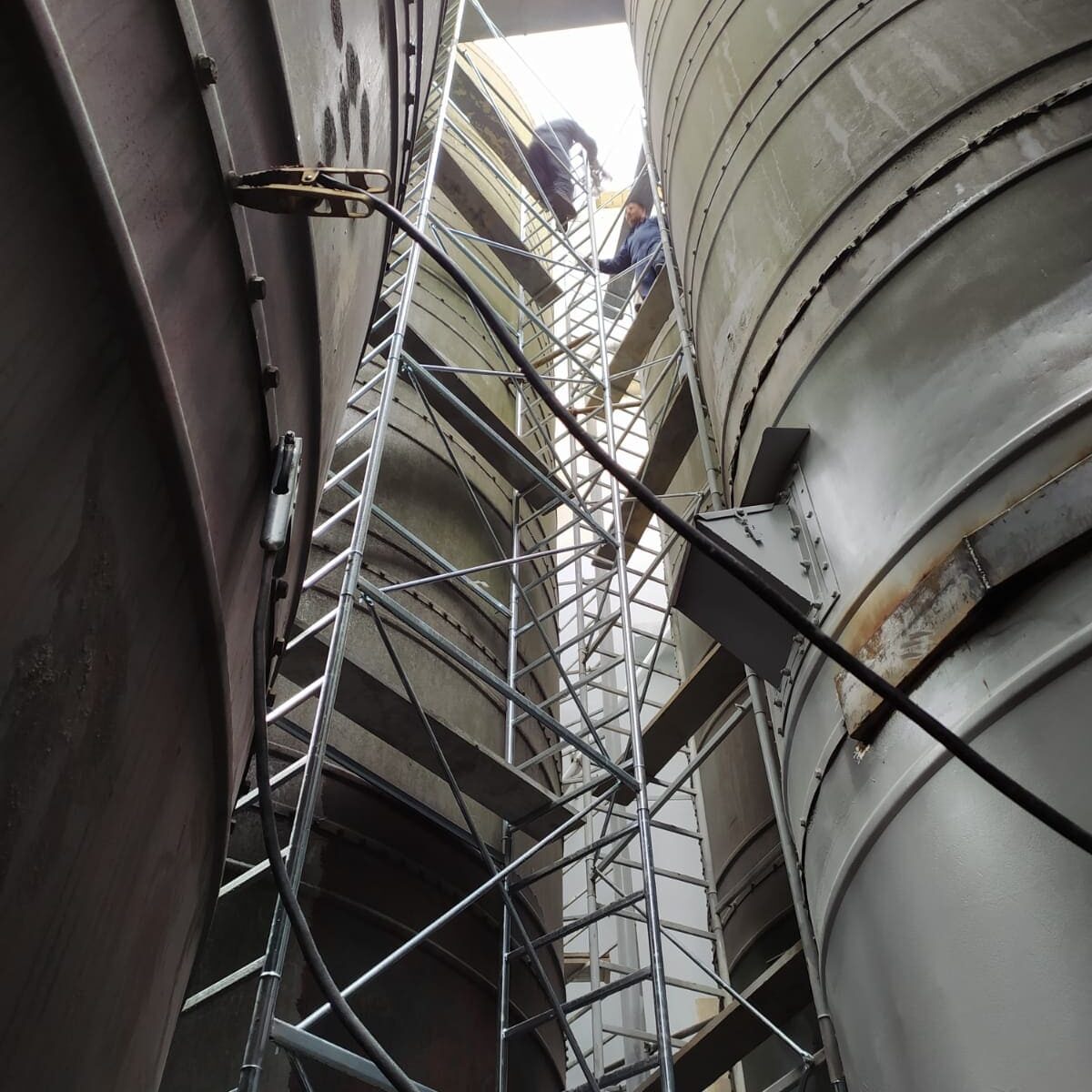GMGA Sabbiatura e verniciatura su silos esterni