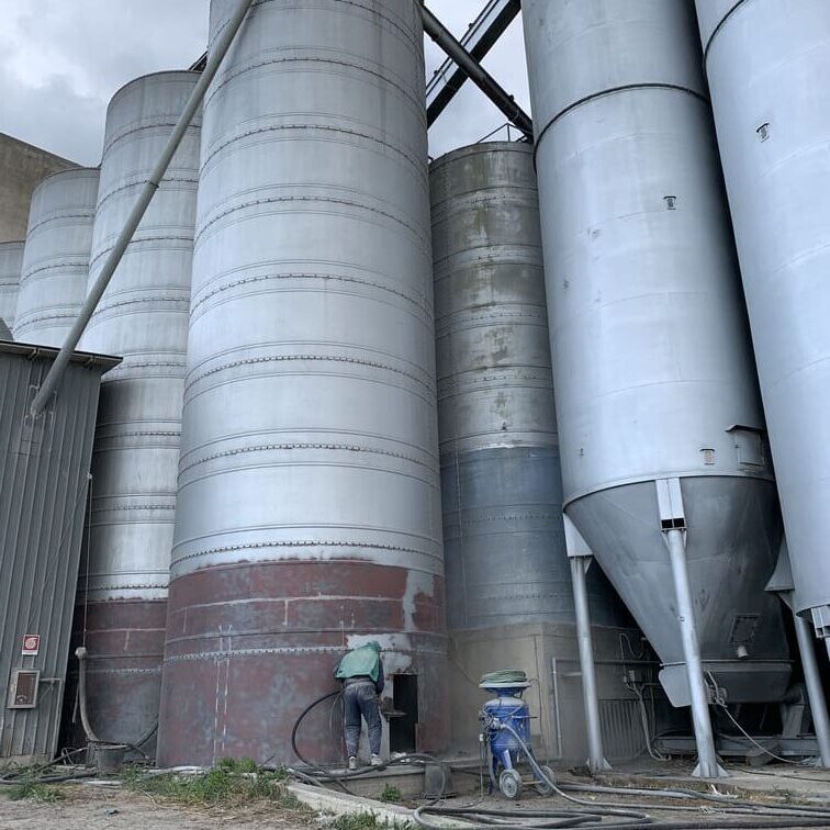 GMGA Sabbiatura e verniciatura su silos esterni