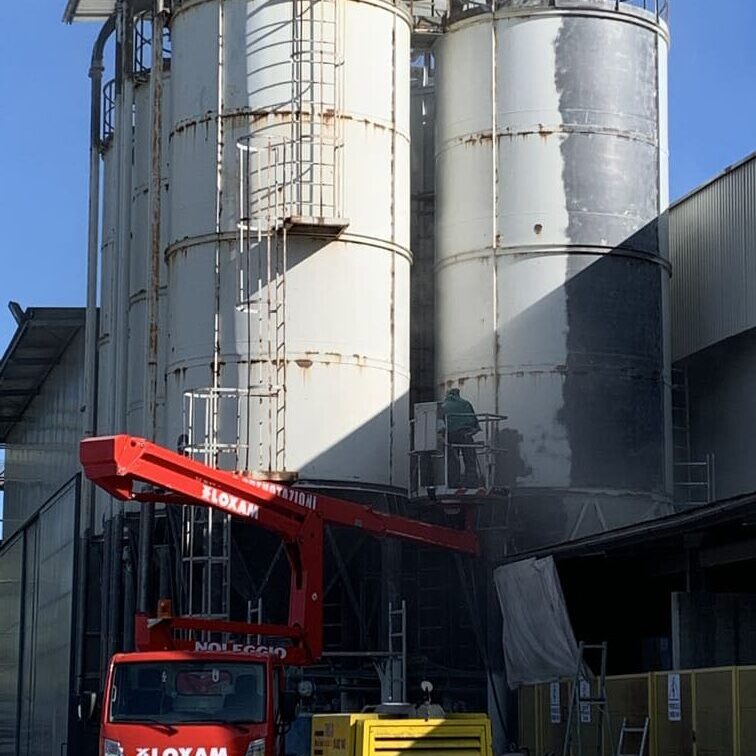Sabbiatura e verniciatura silos esterni