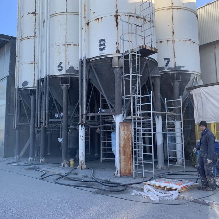 Sabbiatura e verniciatura silos esterni