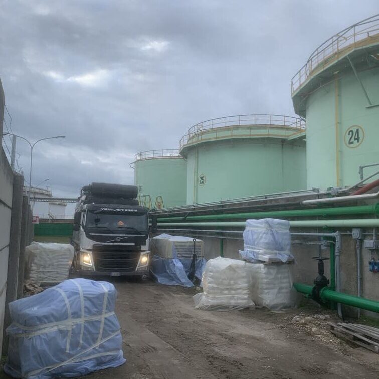 Sabbiatura e verniciatura su silos interno
